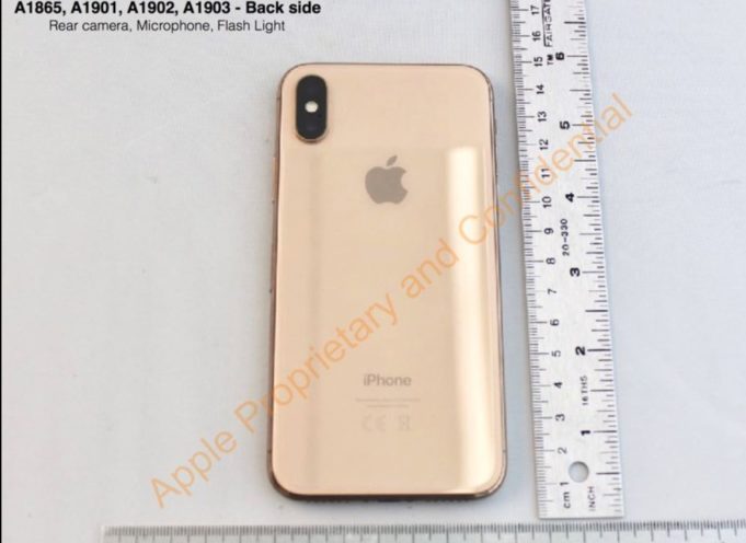 Apple měl v plánu vydat iPhone X ve zlaté barvě, podle zprávy sdílené s FCC