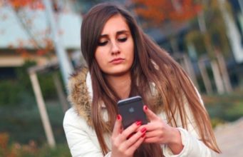 Čtyři z pěti amerických teenagerů vlastní iPhone. Tento počet dál roste