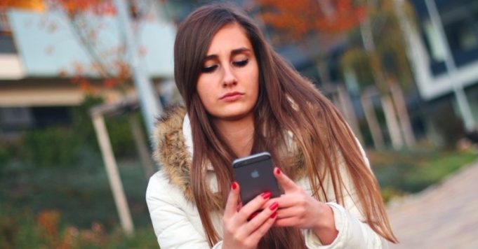 Čtyři z pěti amerických teenagerů vlastní iPhone. Tento počet dál roste