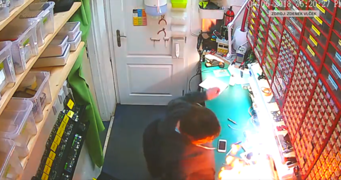 Rutinní výměna baterie v českém servisu se proměnila v ohnivé peklo
