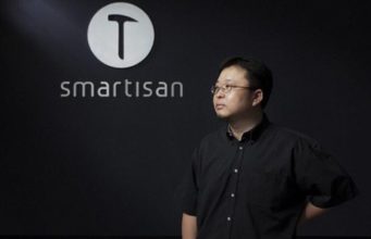 Luo Yonghao se snaží upozornit na svoji firmu vyrábějící telefony pomocí Apple