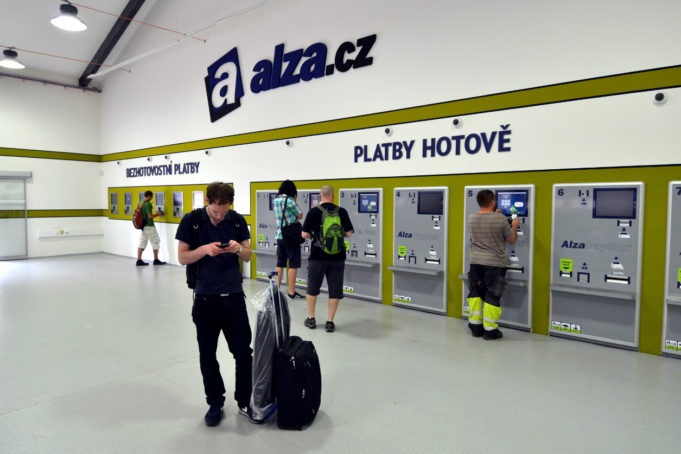 Alza nově zavede prodej kryptoměn ve svých terminálech, zaměstnance bude odměňovat Bitcoiny