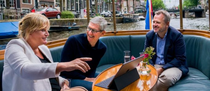 Tim Cook letěl do Amstrdamu, kde se setkal například s fotografem Annetem de Graafem