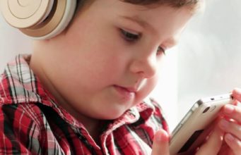 Děti, poslouchající přenosné hudební přehrávače mají větší pravděpodobnost ztráty sluchu