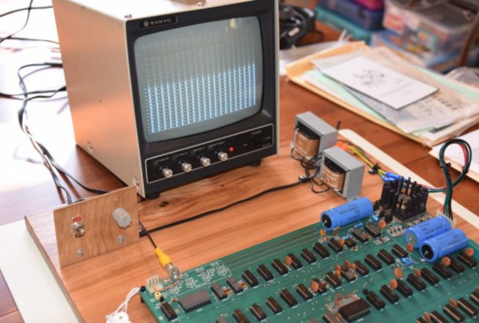 Charitybuzz nabízí ve své dražbě jeden z prvních modelů počítačů Apple I – Duston 2