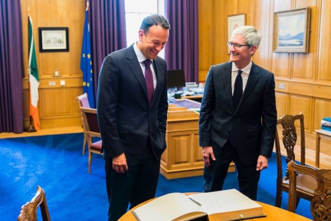 Tim Cook navštívil Irsko, kde je centrála pro 1,7 milionu zaměstnanců z celé Evropy