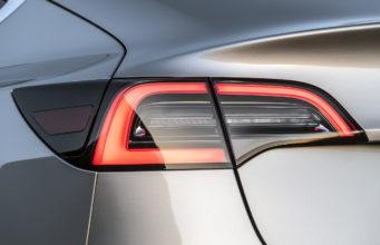 TeslaNovinky.cz – Tesla Model 3 má problém se zadním nárazníkem v dešti