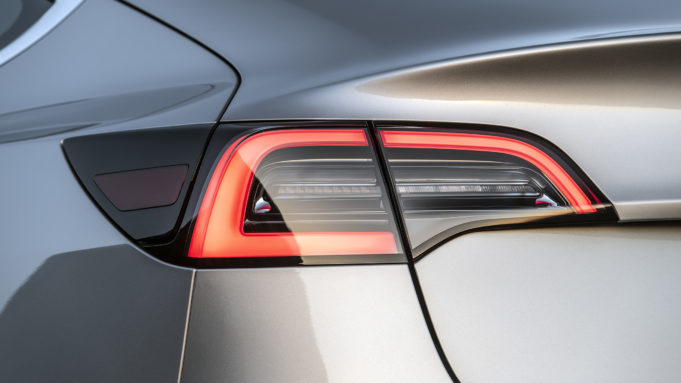 TeslaNovinky.cz – Tesla Model 3 má problém se zadním nárazníkem v dešti