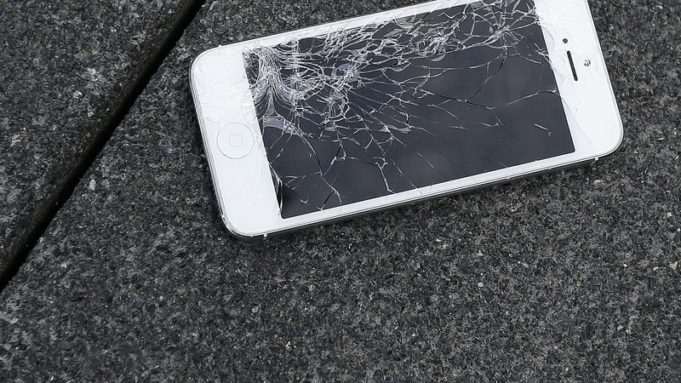 Konec tvrzených skel. Nově váš telefon ochrání airbag