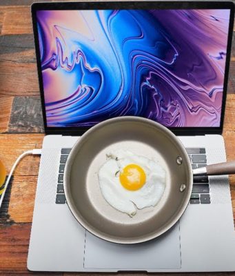 Můžete si uvařit vajíčko na novém MacBook Pro i9?