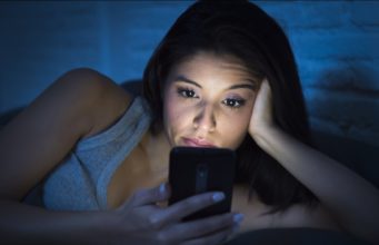 Modré světlo z iPhonu, iPadu a Macu může způsobit slepotu. Jak tomu předejít?