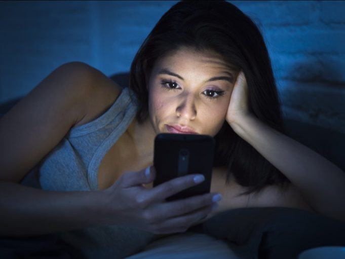 Modré světlo z iPhonu, iPadu a Macu může způsobit slepotu. Jak tomu předejít?