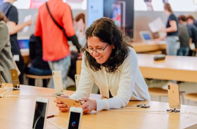 Apple dnes sdílel fotografie toho, jak první zákazníci kupovali nová zařízení