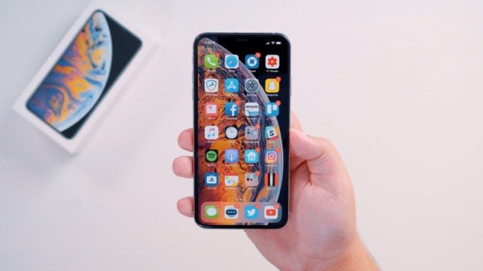 Některé zařízení iPhone Xs a Xs Max se nenabíjí automaticky, i když je zapojen napájecí kabel