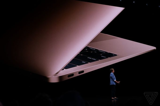 Představujeme dlouho očekávaná zařízení MacBook Air a Mac Mini