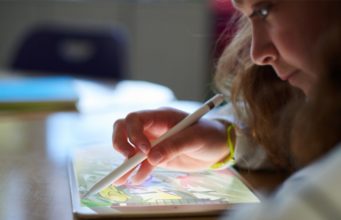 Vzdělávací příručky Everyone Can Create jsou k dispozici v několika dalších jazycích