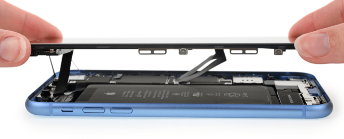 Podívejte se na první teardown video iPhone Xr, které je zaměřeno především na baterii