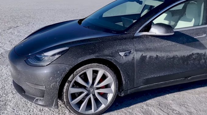 TeslaNovinky.cz – Vůz Model 3 udělal otočku ve 135 km rychlosti