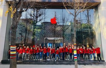 Na počest Světového dne boje proti AIDS začal Apple přeměňovat loga na svých Apple Store