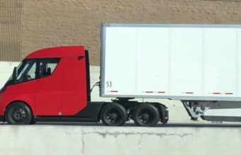 TeslaNovinky.cz – Na dálnici v Los Angeles byl viděn červený elektrický nákladní vůz Tesla Semi