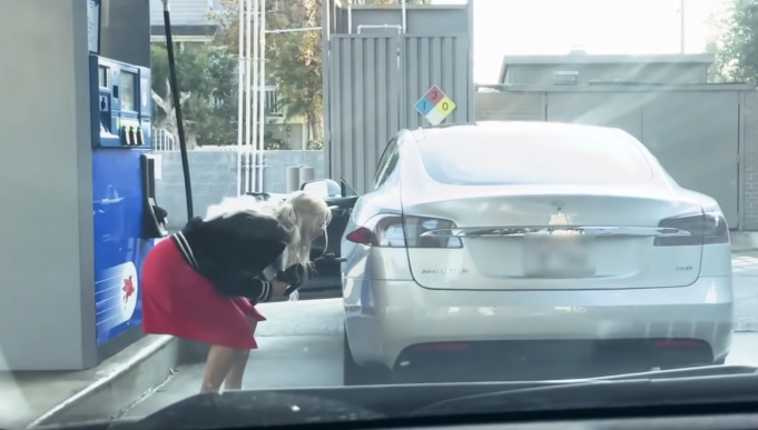 TeslaNovinky.cz – Podívejte se na video, jak chce žena tankovat na benzín