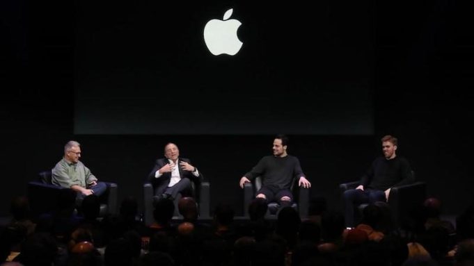 Šéf NHL Gary Bettman diskutoval s ředitelem marketingu Apple o tom, jak technologie zlepšuje práci hráčů