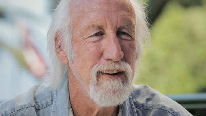 Lee Clow, který pracoval na mnoha legendárních reklamách Apple, oznámil odchod do důchodu