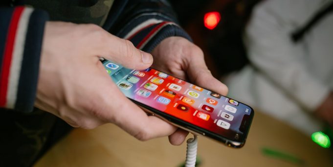 UBS předpovídá pokles prodeje iPhone až do roku 2020