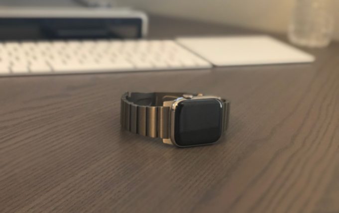 Společnost Nomad představila svůj první kovový řemínek pro Apple Watch