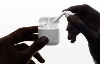 Apple představil nové AirPods s 24 hodinovou výdrží a Hey Siri