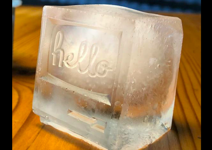 Už vás nebaví led ve tvaru kostek? S tvořítkami Cozy ho můžete mít ve tvaru Macintosh