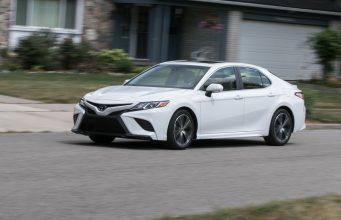 Toyota nabízí majitelům některých vozů možnost přidat podporu CarPlay