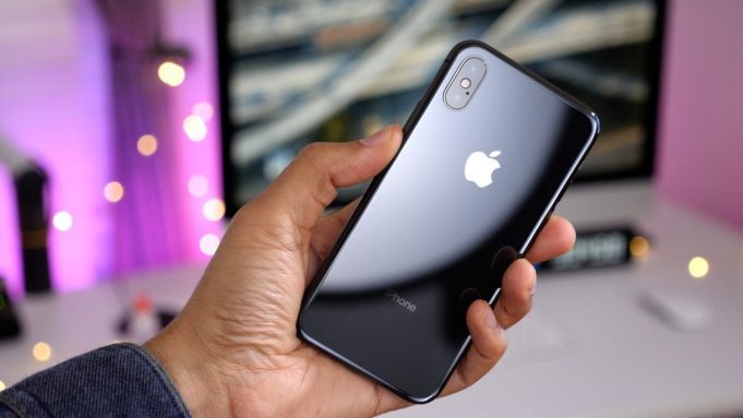 Další žaloba tvrdí, že Apple věděl o tom, že se iPhony nebudou prodávat podle očekávání