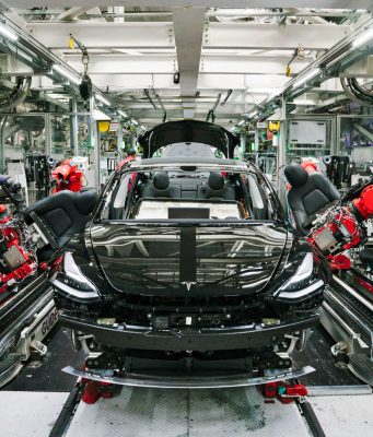 Apple převzal šéfa pro elektrický pohon z Tesly