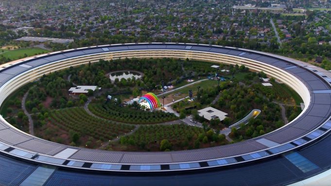 Apple Park dnes zdobí barvy původního loga Apple jako pocta Stevovi Jobsovi