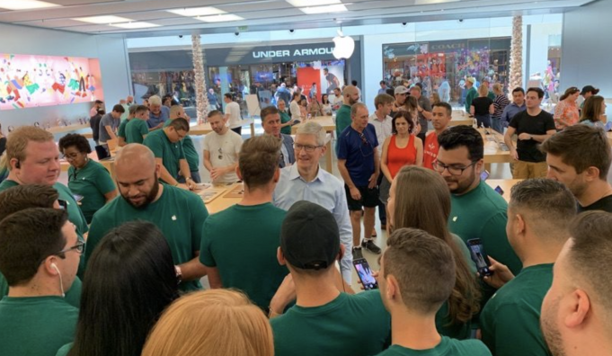 Tim Cook navštívil šestnáctiletého stážistu, který se zúčastní WWDC
