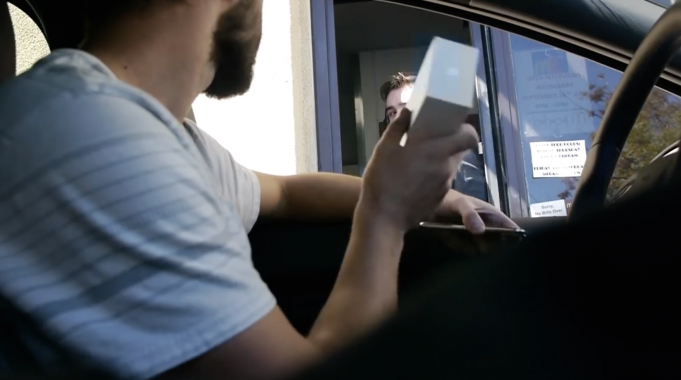 Muž chtěl v McDonaldu zaplatit novým iPhonem XS