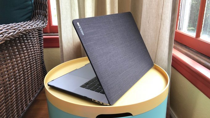 Obal Incase Textured Hardshell nabízí stylovou ochranu MacBooku Pro