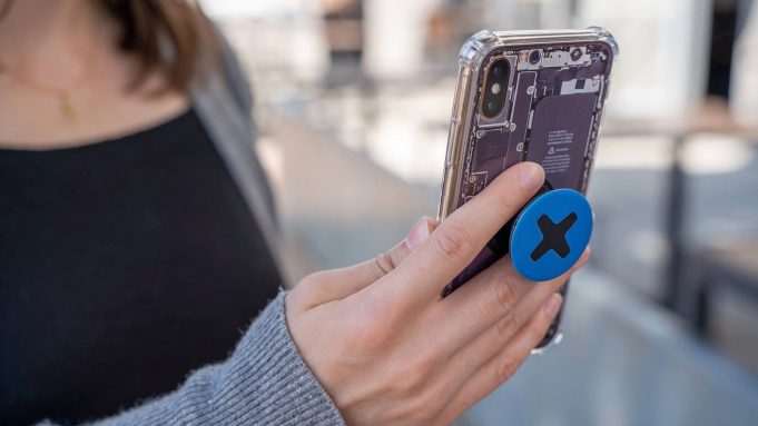 iFixit vydal nová pouzdra pro iPhone, které zobrazují vnitřek zařízení