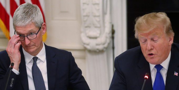 Trump zvyšuje sazby pro dovoz zboží. Změna se dotkne i Applu