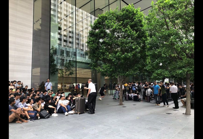 Zákazníci už čekají fronty na nové iPhony