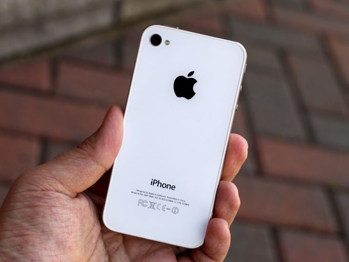iPhone v roce 2020 má mít přepracovaný kovový rám jako iPhone 4