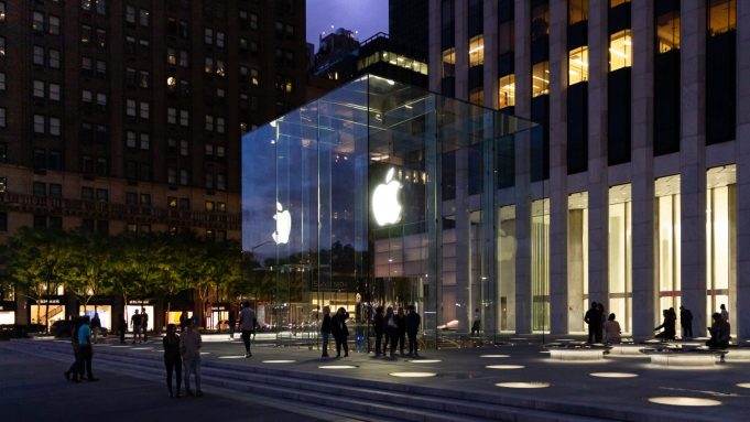 Apple Fifth Avenue na Manhattanu se po dlouhých rekonstrukcích minulý měsíc znovu otevřel