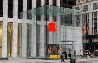 Apple začal měnit loga na mnoha svých Apple Store na červená