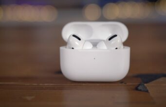 Dostali jste na Vánoce AirPods? Přečtěte si tipy a triky přesně pro vás!