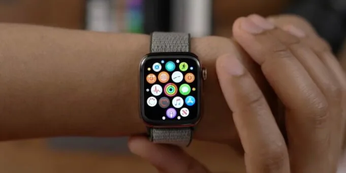 Dostali jste na Vánoce Apple Watch? Přečtěte si tipy a triky přesně pro vás!
