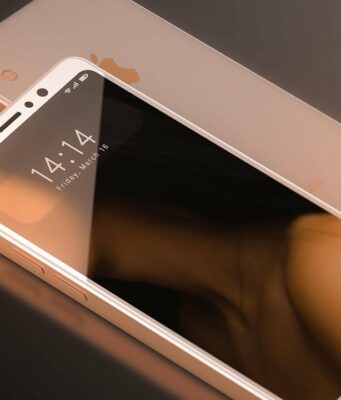 Koncept – iPhone SE 2 s duálním fotoaparátem a podporou bezdrátového nabíjení