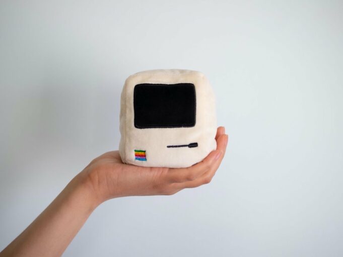 Společnost Throwboy představila novou kolekci polštářů připomínající zařízení Apple