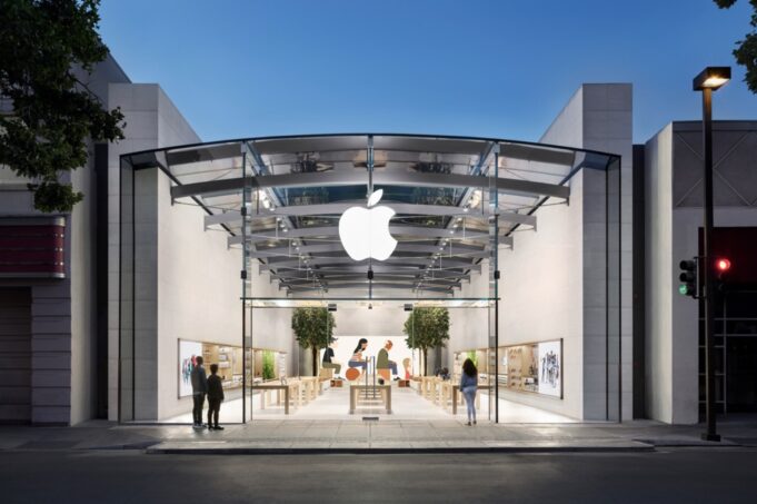 Většina Apple Store se znovu otevře v květnu