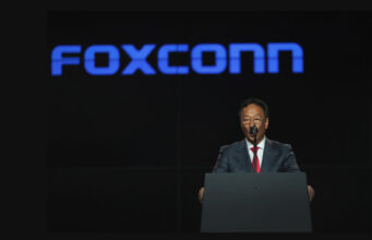 Foxconn pomalu obnovuje výrobu iPhonů v Číně